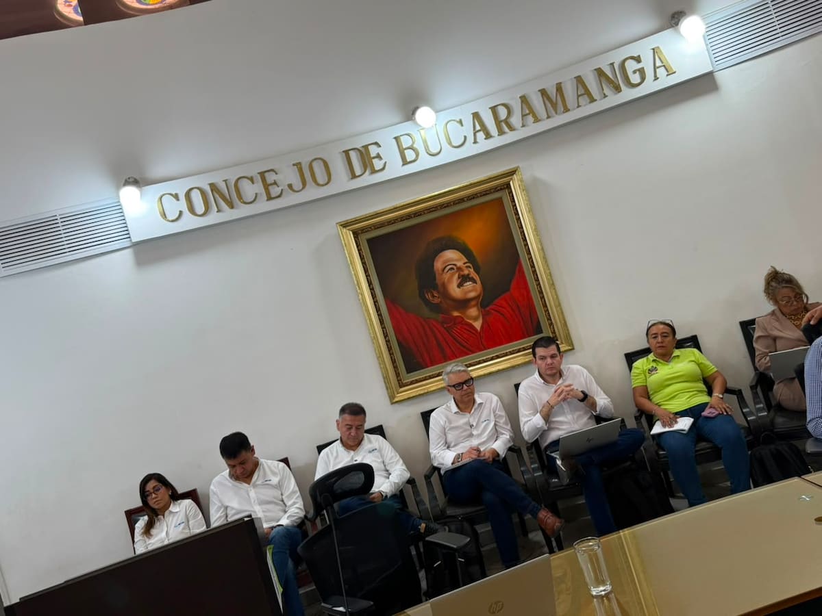 El gerente del Acueducto Metropolitano de Bucaramanga (amb), Juan Carlos Suárez Muñoz, se prepara para presentarse en el Concejo de Bucaramanga. (Foto suminsitrada / VANGUARDIA)