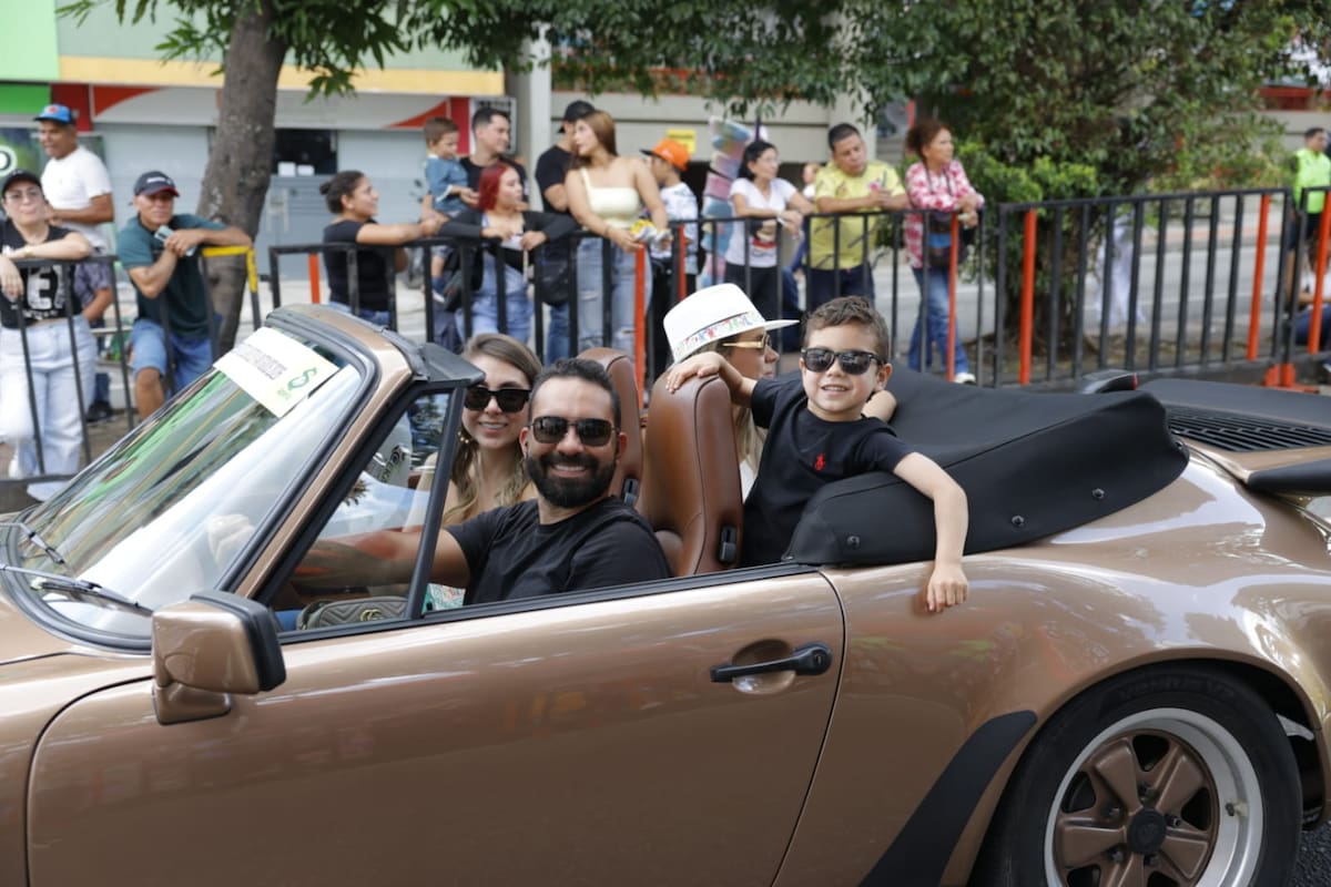 Desfile de carros clásicos y antiguos. (Foto: Marco Valencia / VANGUARDIA)