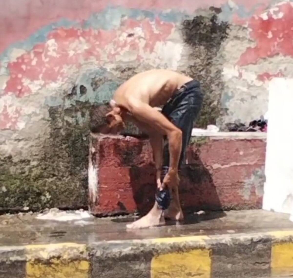 Las personas en situación de calle tiene convertida la cuadra en un 'baño público'. (Foto suministrada por la comunidad)