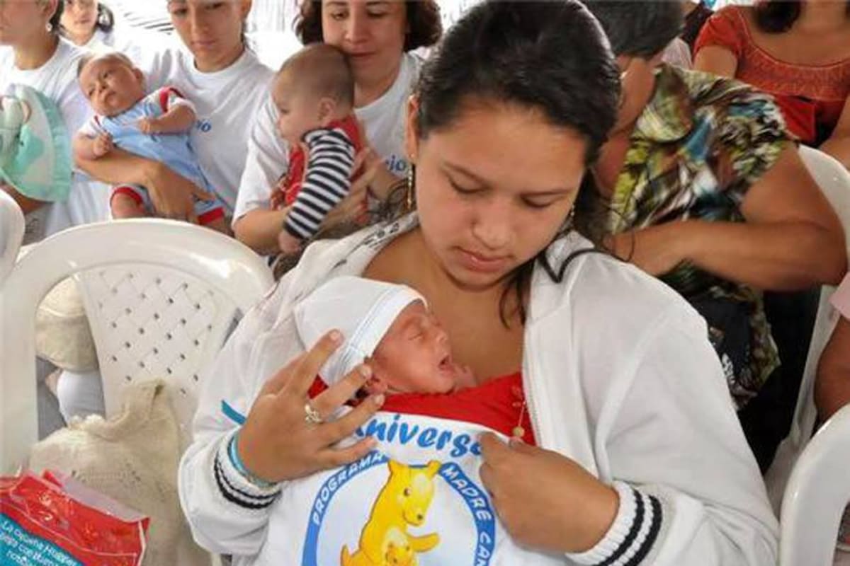 La capacitación del programa Madre Canguro abarca la lactancia materna, cuidados básicos del bebé, adaptación intrahospitalaria y rehabilitación de terapia física. (Foto: Suministrada/VANGUARDIA)