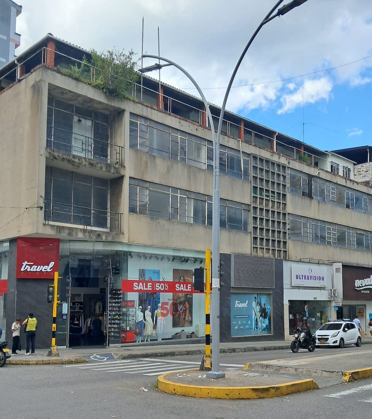 Así se ve hoy el edificio de la otrora Licorera de Santander. (Foto: Euclides Kilô Ardila / VANGUARDIA)