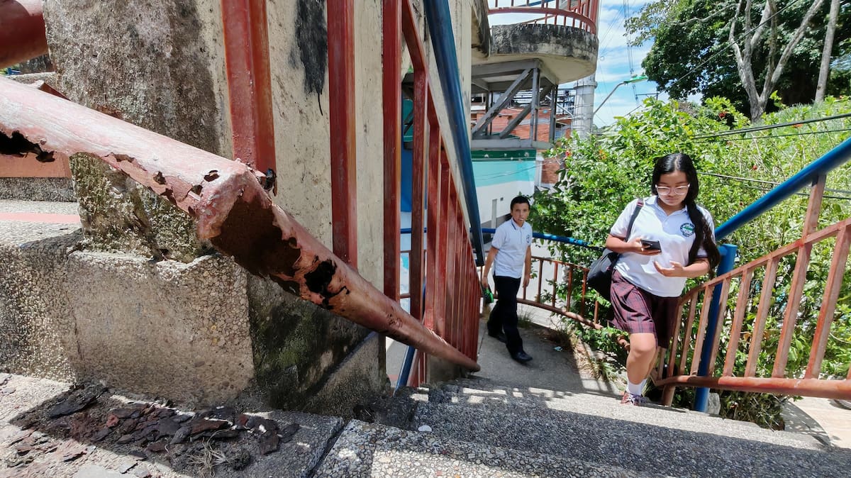 Puente peatonal de Morrorrico: Hierro y corrosión amenazan a esta estructura, al oriente de la meseta de Bucaramanga. ¡Qué peligro para los estudiantes! (Foto: Marco Valencia / VANGUARDIA)