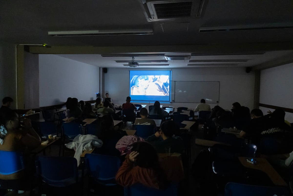 Aula en acción: cuando el conocimiento se proyecta en la gran pantalla de la Udes.