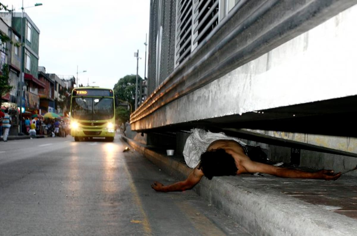 Hombre dominado por el sueño debajo de una estación de Metrolínea. (Foto: Marco Valencia / VANGUARDIA)
