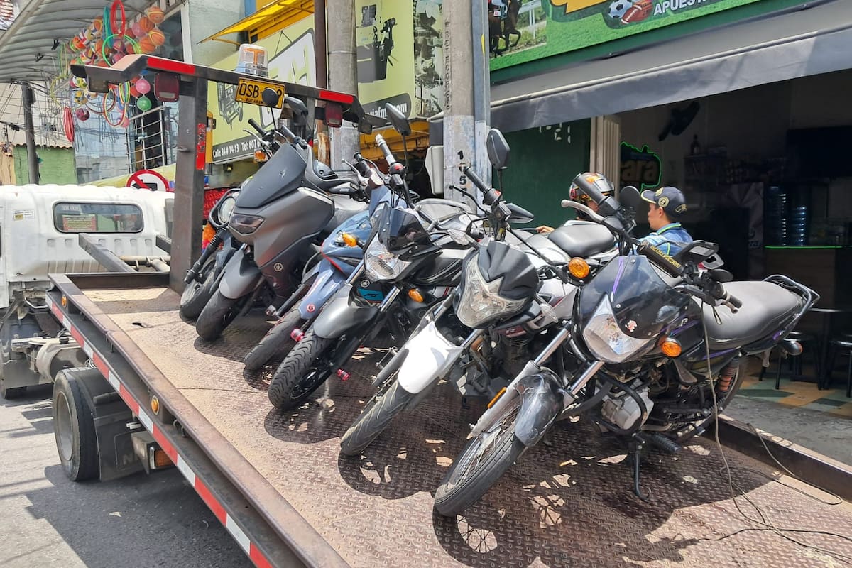 Motociclistas sancionados por circular en zonas prohibidas del Centro de Bucaramanga y sin documentos. (Foto: Euclides Kilô Ardila / VANGUARDIA)