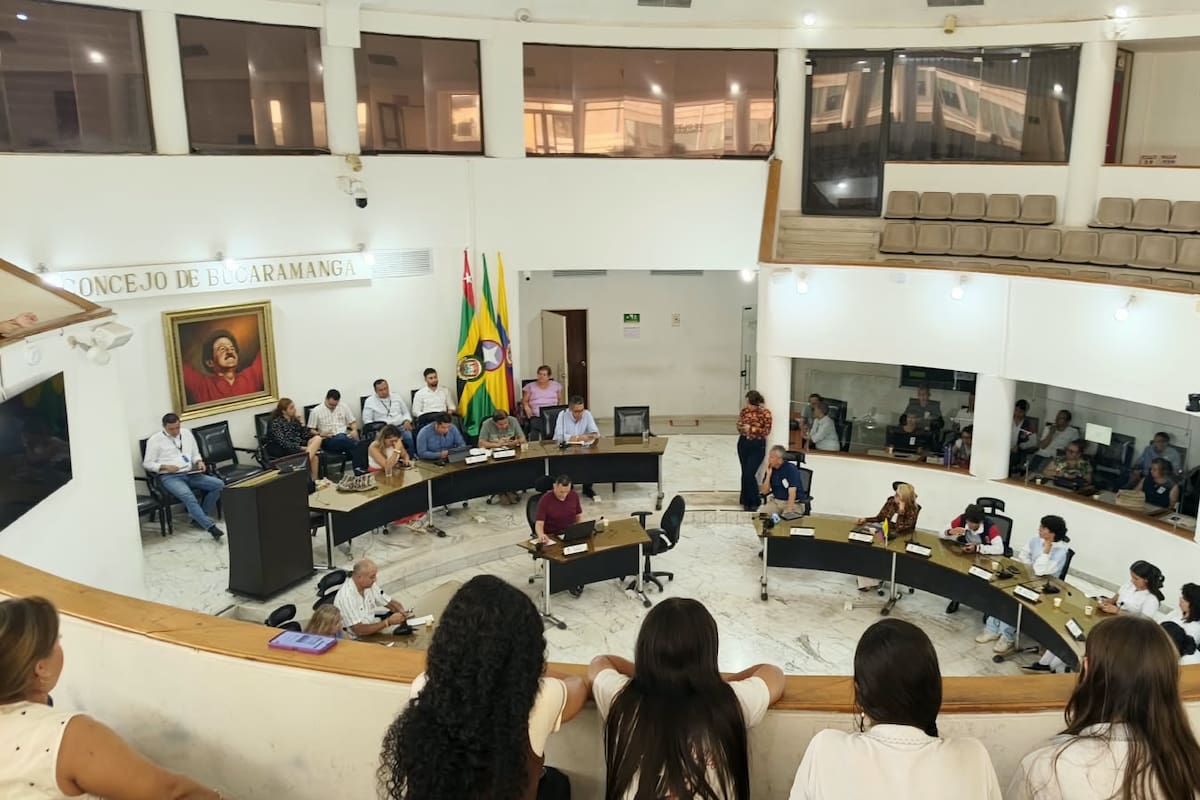 En el Concejo de Bucaramanga, estudiantes, docentes, padres de familia y empleados solicitan la renuncia del rector del Colegio Salesiano. (Foto: Euclides Kilô Ardila / VANGUARDIA)