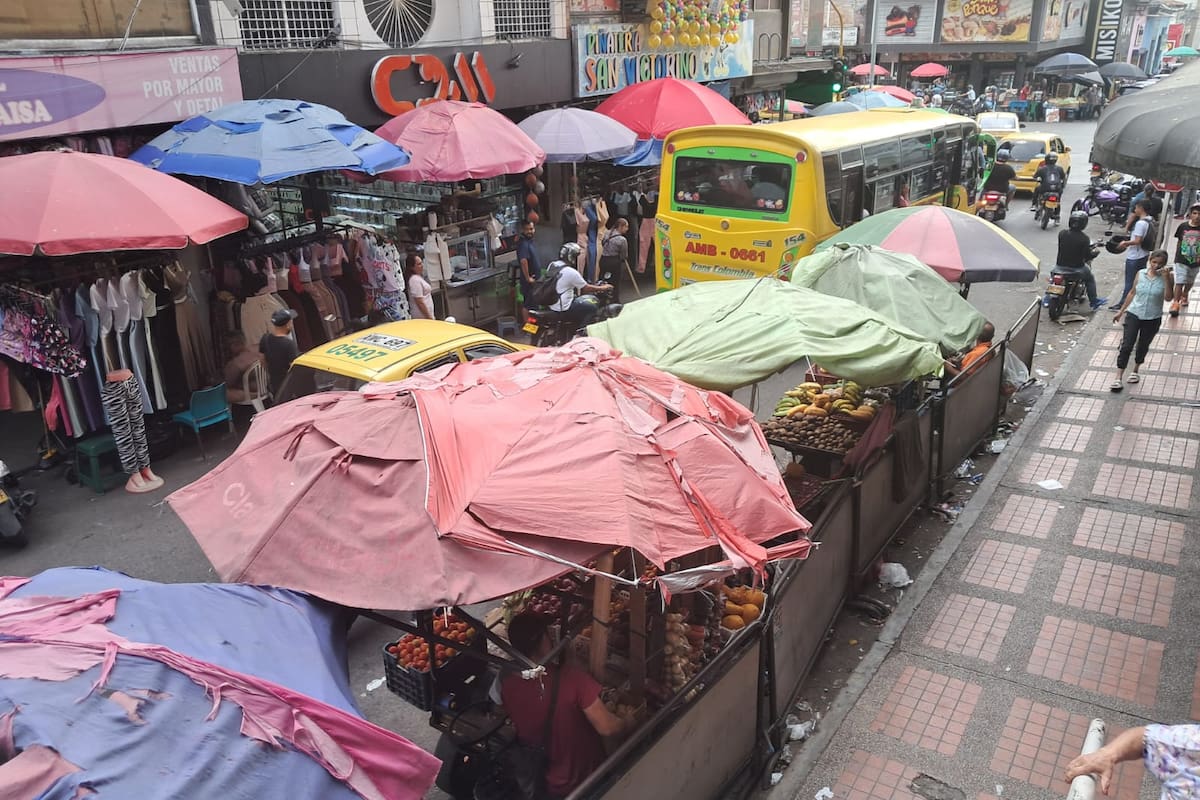 La Plaza de Mercado Central está atrapada entre la informalidad y el reclamo de los comerciantes formales. (Foto: Euclides Kilô Ardila / VANGUARDIA)