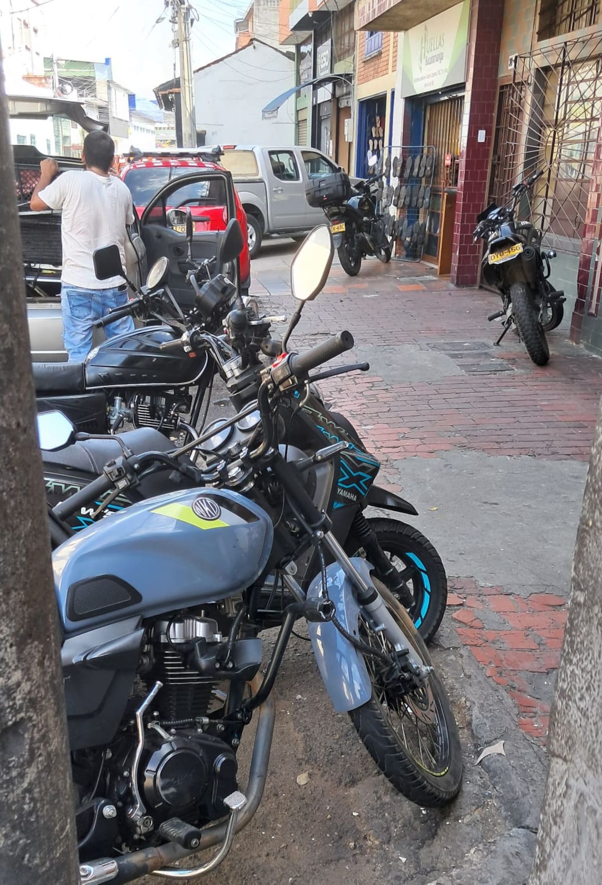 Por los lados de la carrera 13, entre calles 30 y 33, también han usurpado las vías peatonales y vehiculares. (Foto suministrada / VANGUARDIA)