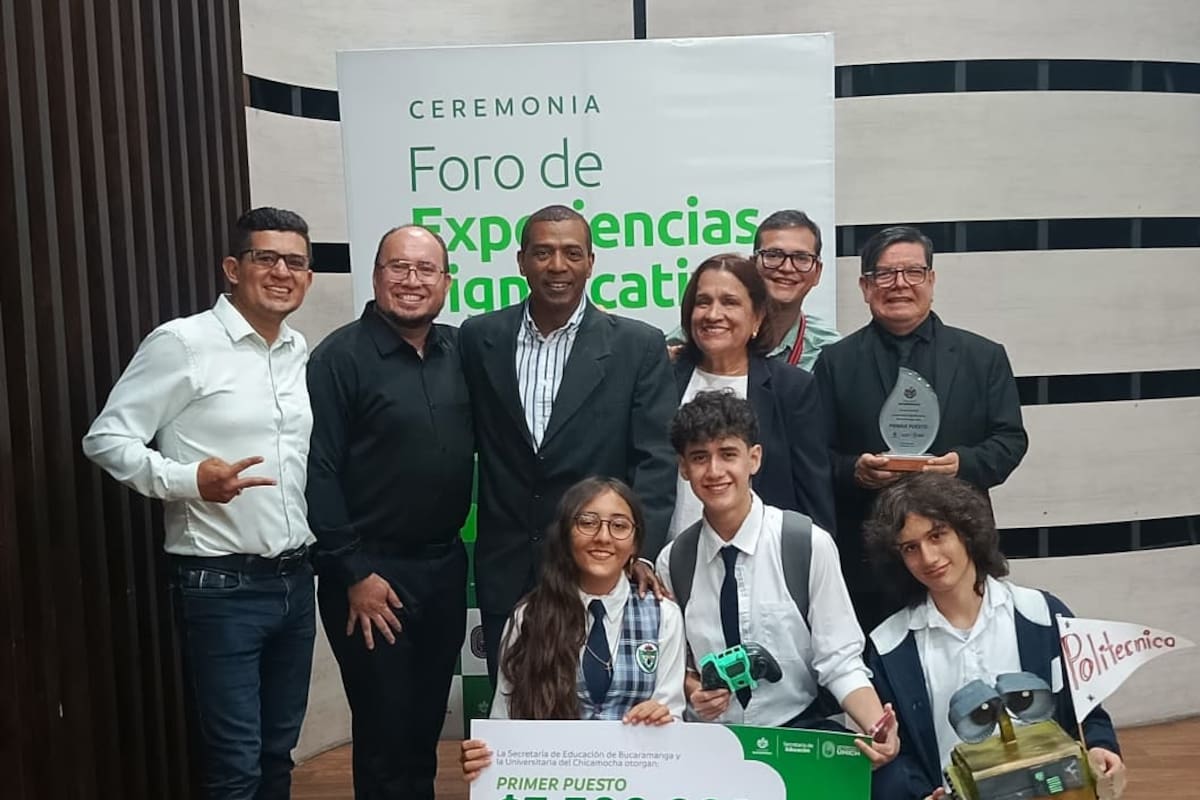 En la foto: Wolfran Gutiérrez, líder académico; John Freddy González Reina, líder de la modalidad de programación de Objetos y Robótica; Idelfonso Bello Julio, docente de Informática, Tecnología y Robótica; Flor Alba Casadiego Ardila, rectora; Saulo Lizarazo, docente de Ética; Argemiro Villamizar Gamboa, docente de Informática, Tecnología y Robótica; y los estudiantes Cesar Carrillo, Sara Gómez y Gabriel J. Gutiérrez López.