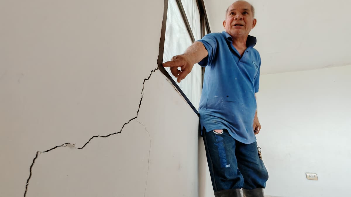 Humberto Morales señala las gigantescas grietas que partieron su casa, en el popular barrio Kennedy de Bucaramanga. (Foto: Marco Valencia/ VANGUARDIA)