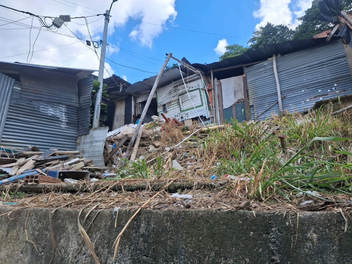 Nueva Colombia es un barrio de Ciudad Norte que nació por la vía legal; sin embargo, con el paso de los años algunas familias han invadido la ladera norte del sector.
