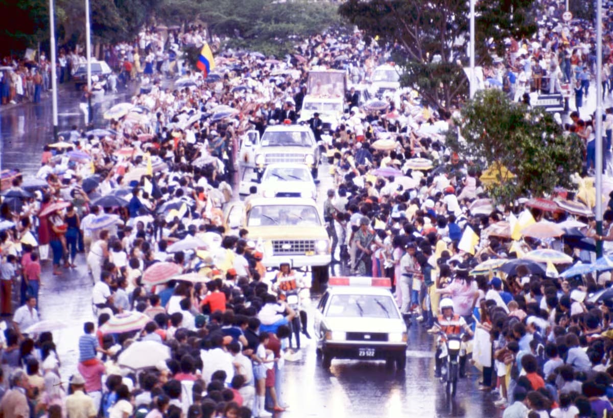 Aquel 6 de julio de 1986 se registró una lluvia. Eso no fue impedimento para que la gente se 'volcara' a las calles para apreciar el recorrido de San Juan Pablo II. (Archivo/ VANGUARDIA)