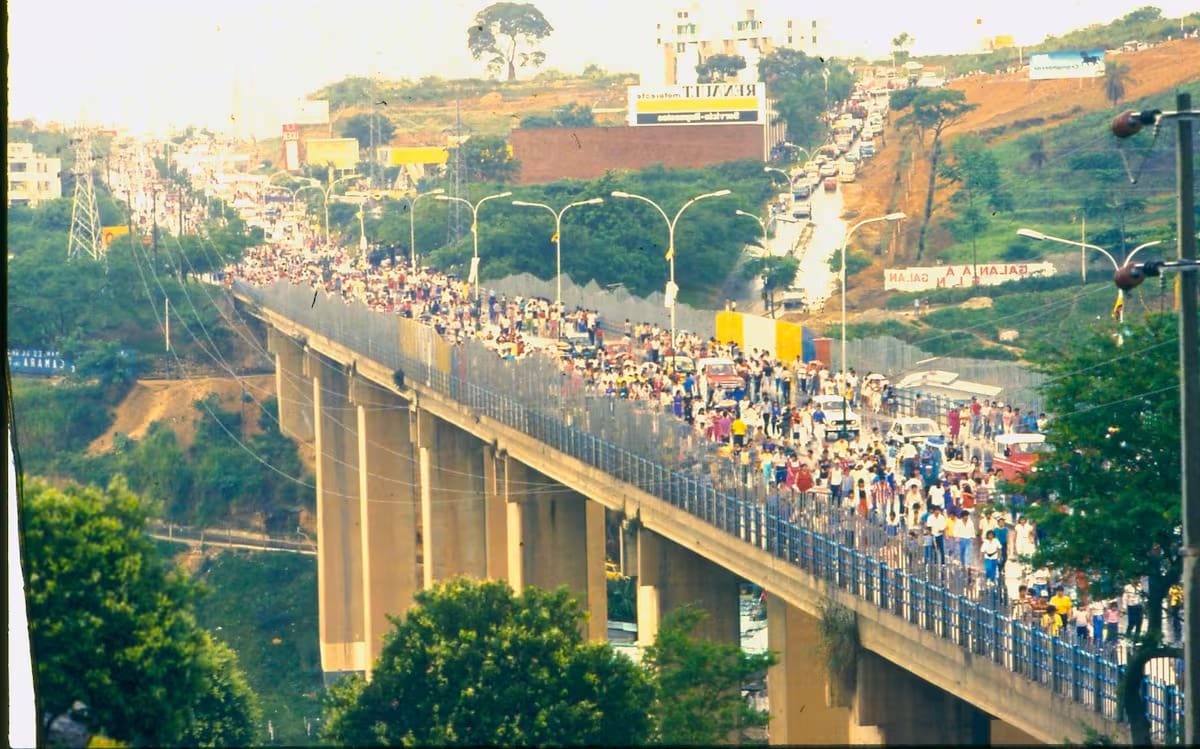 Toma del viaducto García Rovira y la caravana del Papa que recorrió buena parte de la ciudad. (Archivo / VANGUARDIA)