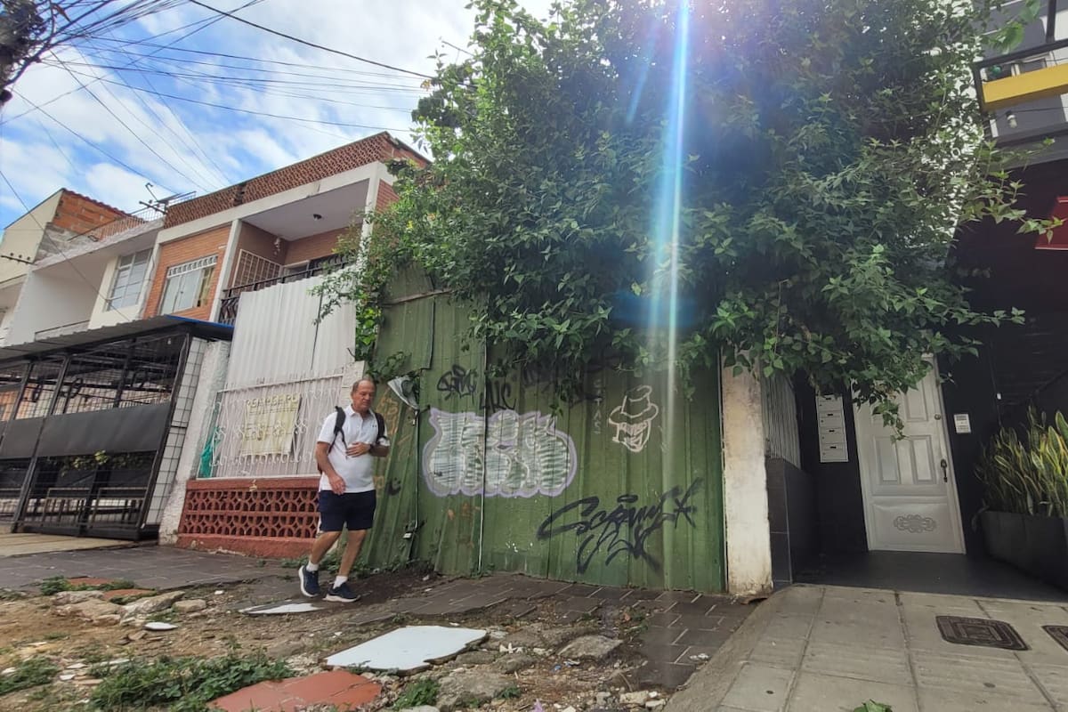 La maleza terminó devorando este lote abandonado, por los lados del barrio San Alonso. Incluso impide la entrada de residencias vecinas. (Foto: Franz Rey / VANGUARDIA)