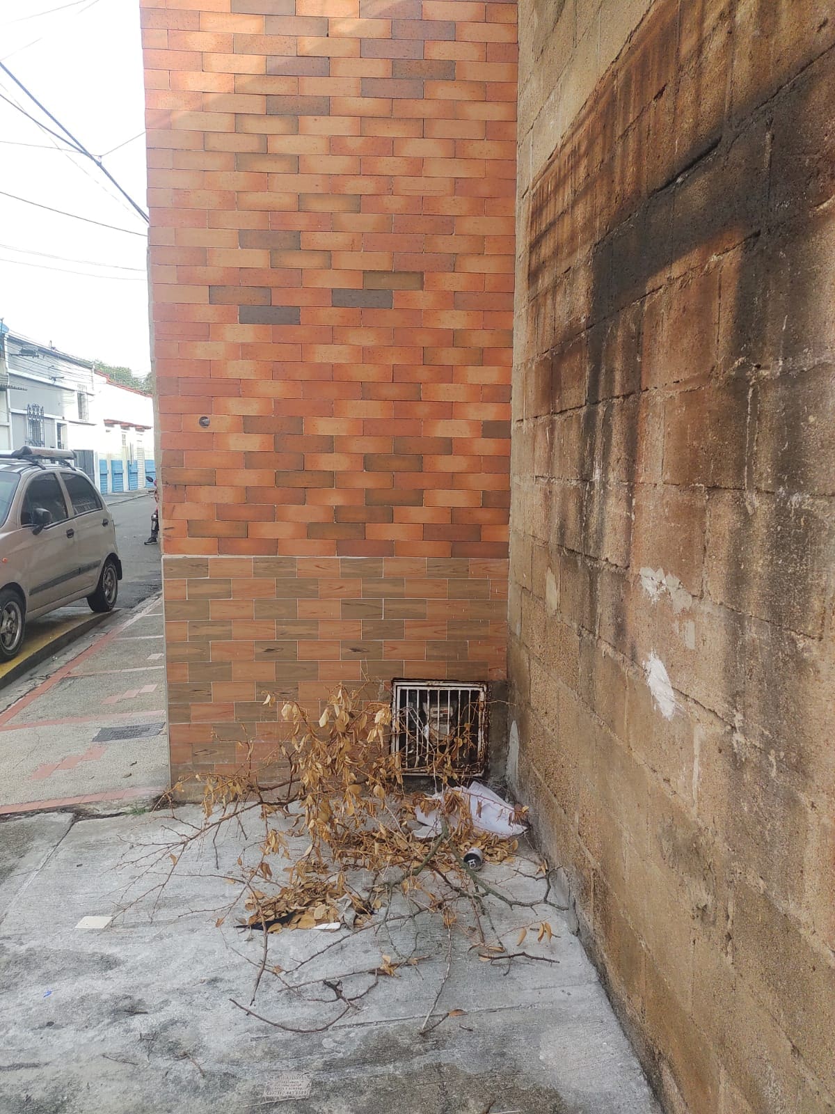 Otra fachada que invade la acera en el barrio Alfonso López. (Foto suministrada / VANGUARDIA)