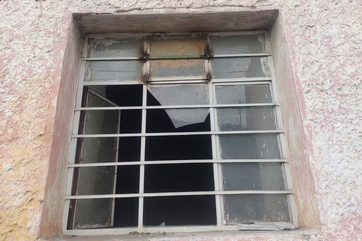 Una ventana a la inseguridad: oro predio a la deriva en la calle 37, entre carreras 7 y 8. (Foto: Euclides Kilô Ardila / VANGUARDIA)