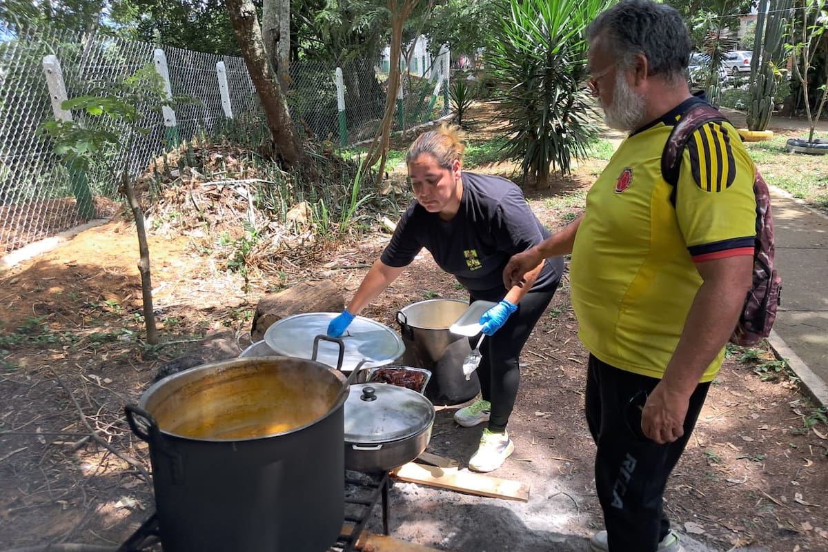 En algunos sectores de la Comuna Cinco de Bucaramanga, los sancochos le pusieron el sazón a la jornada electoral. (Foto: Euclides Kilô Ardila / VANGUARDIA)