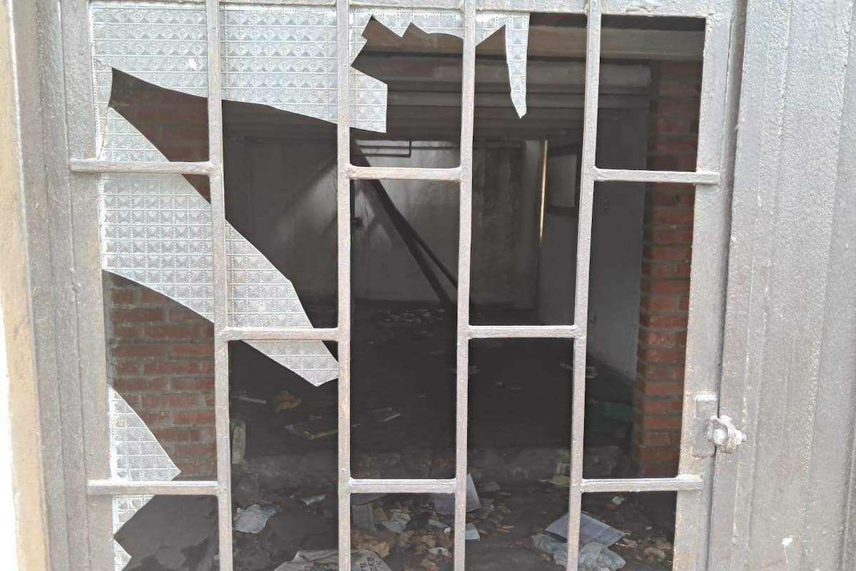 Este predio abandonado, situado en la carrera 9 con calle 34, le da un mal aspecto al sector. (Foto suministrada por Javier Aceros / VANGUARDIA)