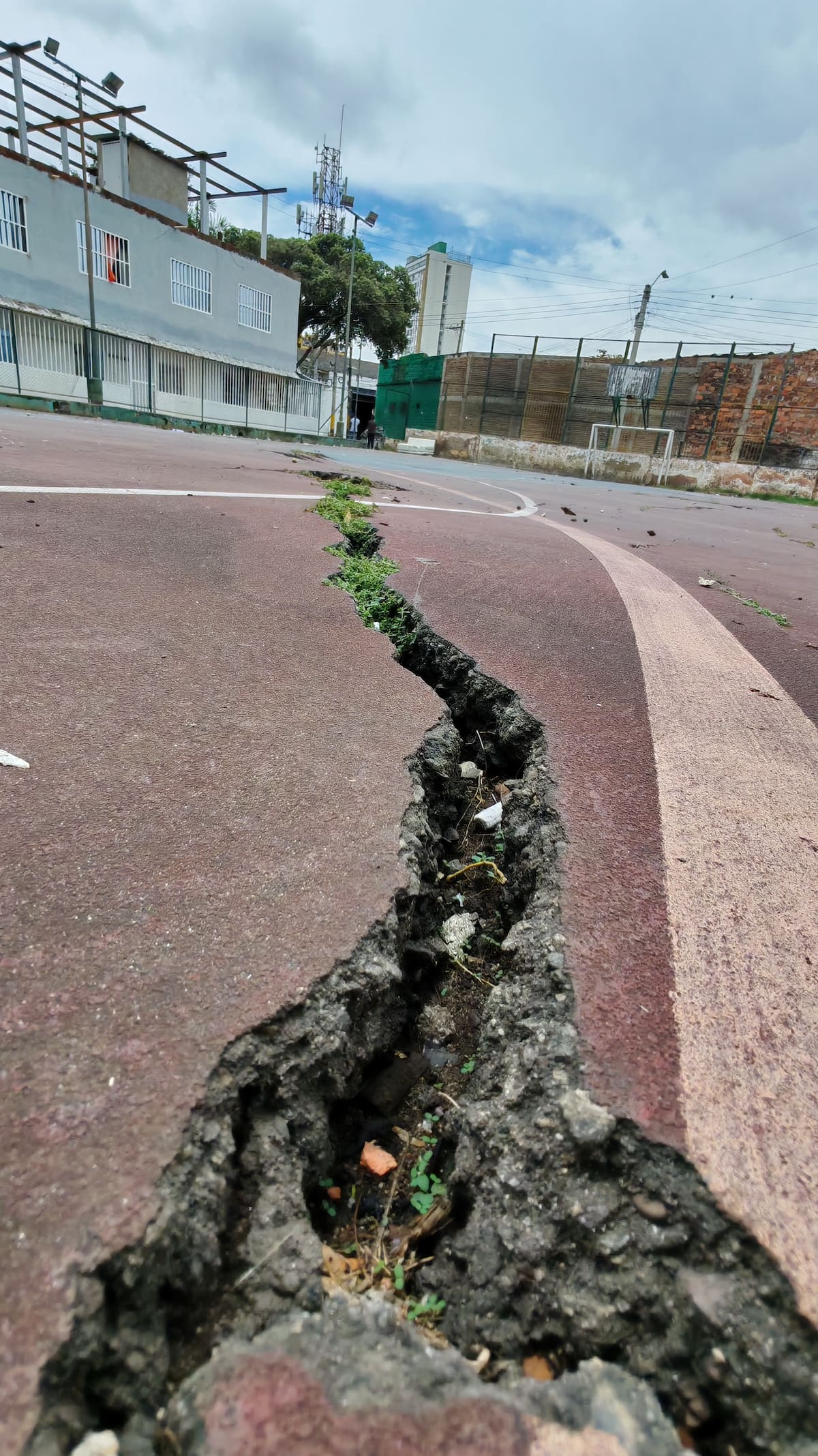 Las grietas rompen sueños en los barrios: hay canchas olvidadas, invadidas de grietas y promesas incumplidas, donde el deterioro es el ‘protagonista’ y los jóvenes pierden oportunidades. (Foto: Marco Valencia / VANGUARDIA)