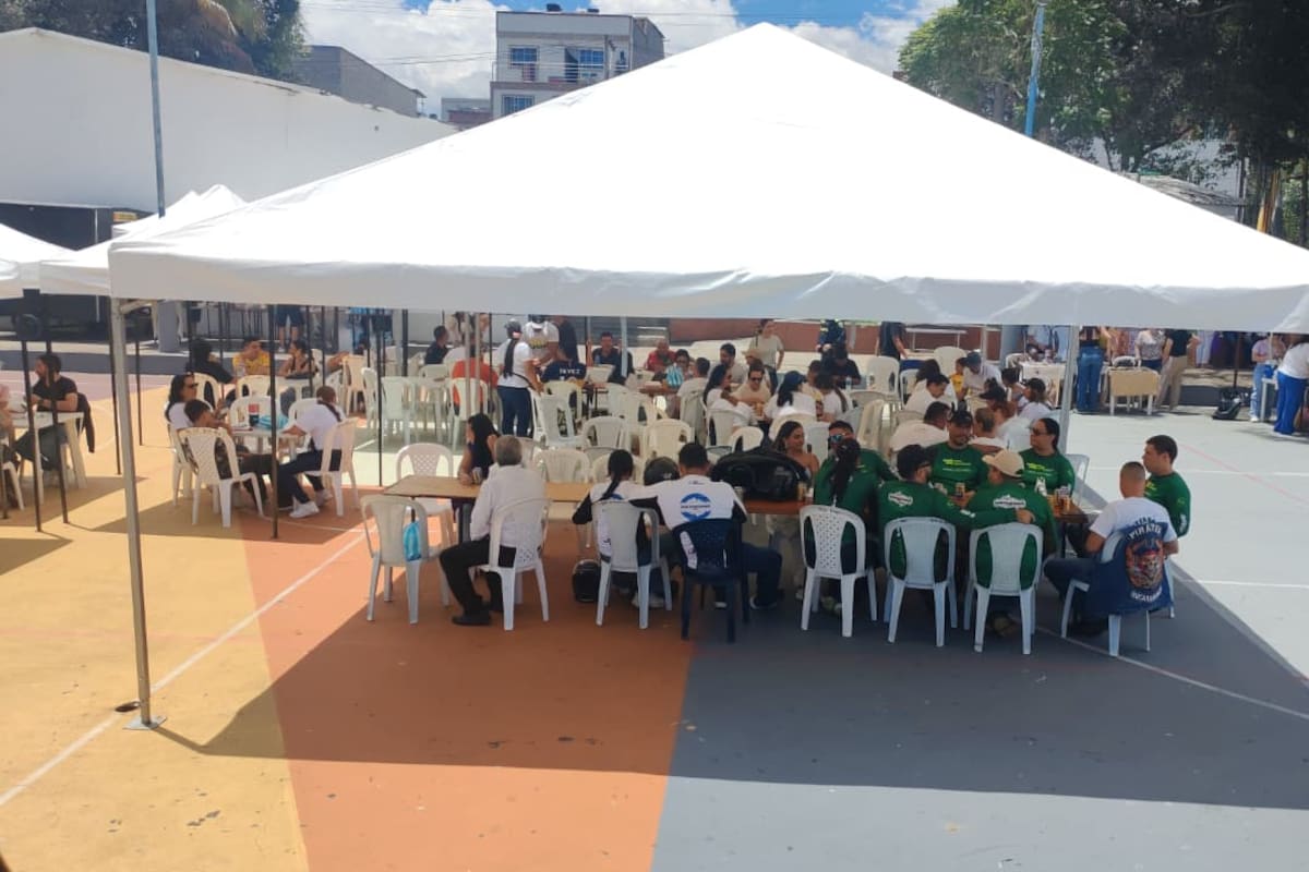 La actividad se cumplió en el escenario deportivo, frente a la parroquia del barrio La Joya.