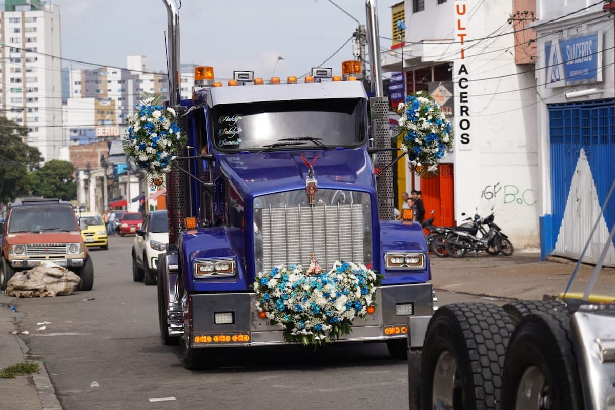 Caravana de la Virgen del Carmen por las principales calles de Bucaramanga. (Foto: Juan Ortega / VANGUARDIA)