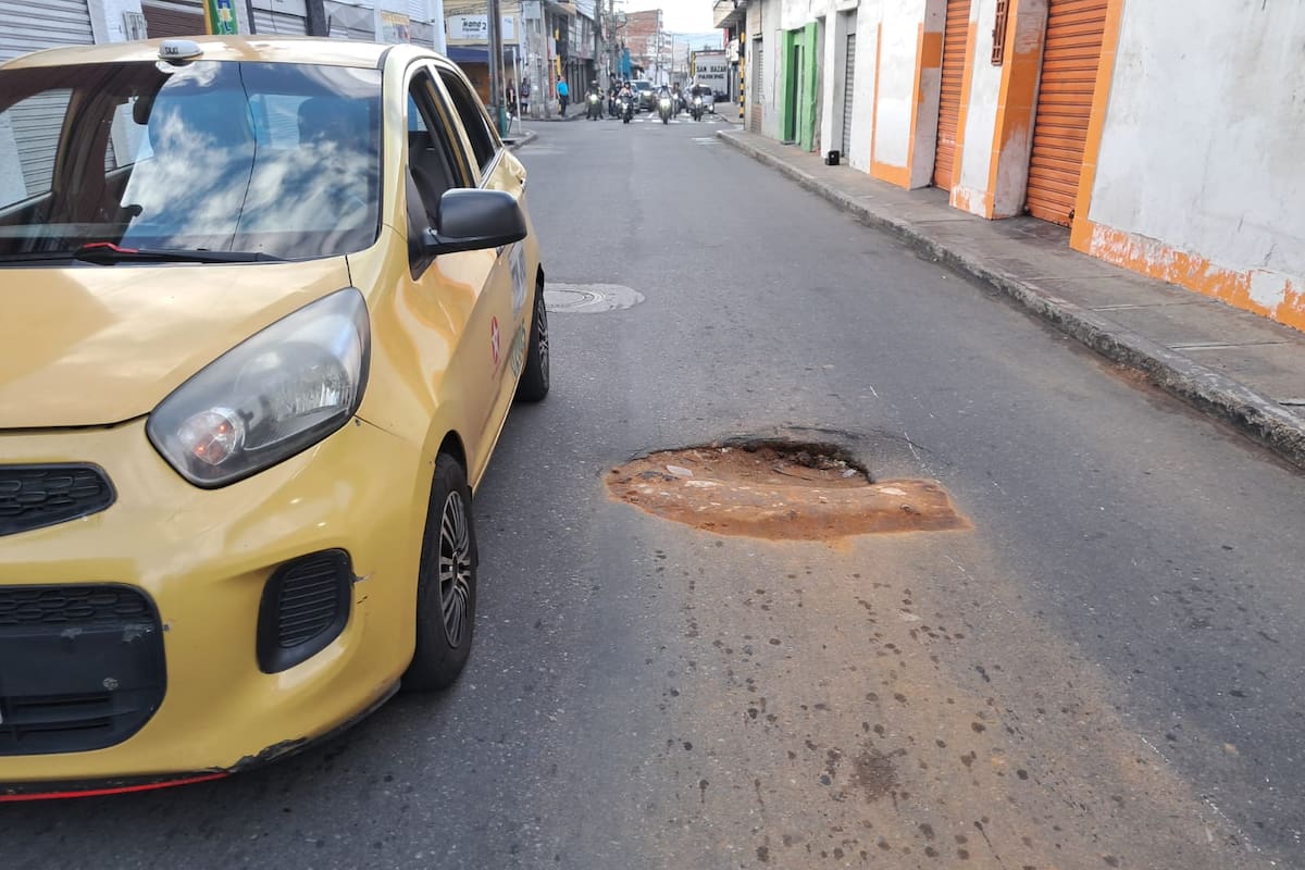 Tremendo bache en la carrera 14, entre calles 36 y 37. (Foto suministrada por Juan José Estupiñán/VANGUARDIA)