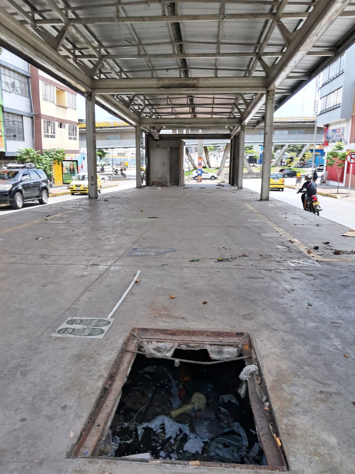 Registro gráfico de la estación de la carrera 15 con Avenida Quebradaseca. (Foto: Euclides Kilô Ardila / VANGUARDIA)