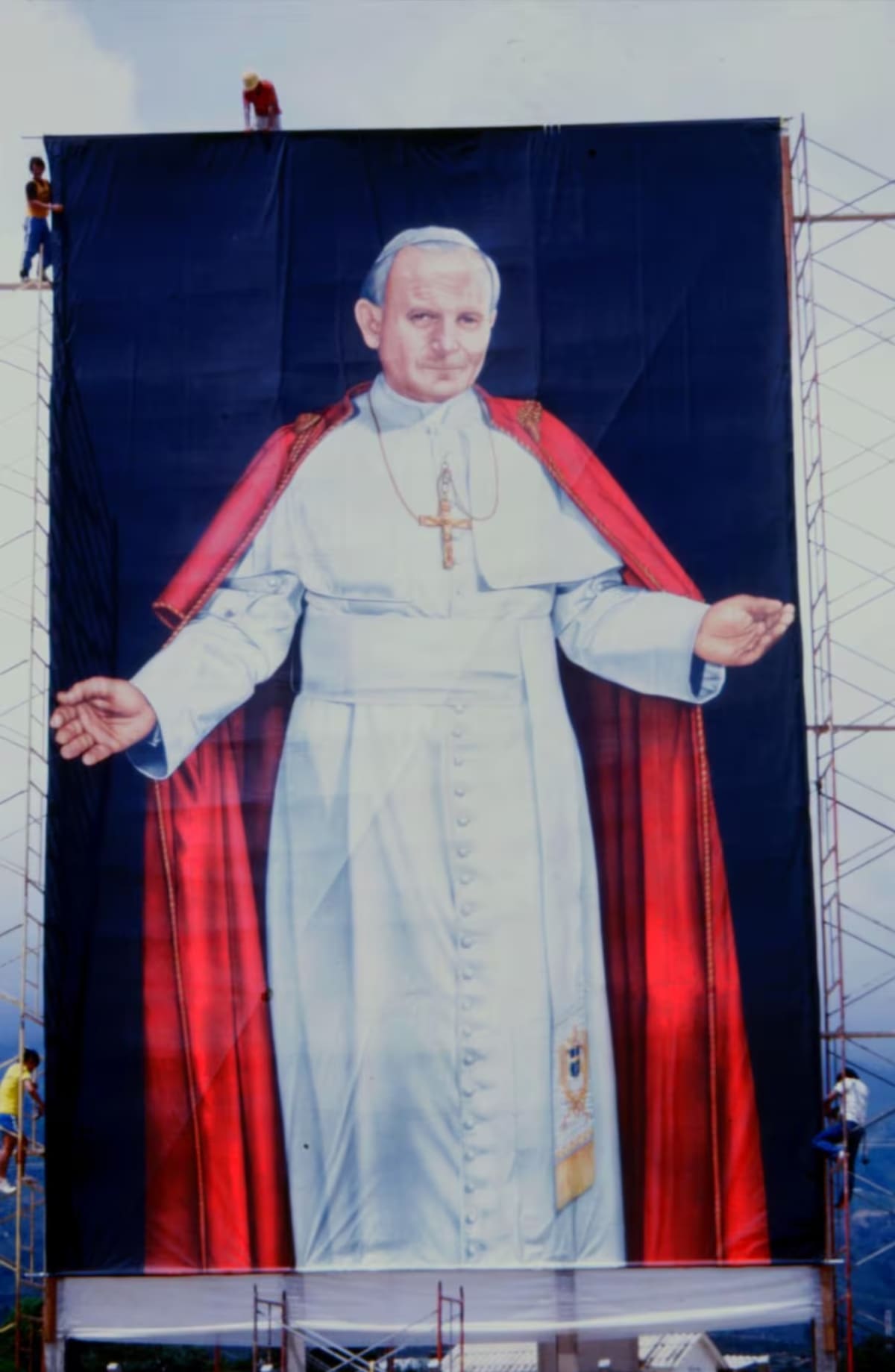 Gigantesco retrato del Papa, elaborado por el maestro santandereano Omar Mateus. (Archivo / VANGUARDIA)