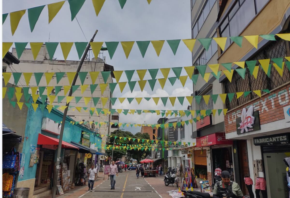El Paseo del Comercio se vistió con serpentinas de los colores amarillo y verde.