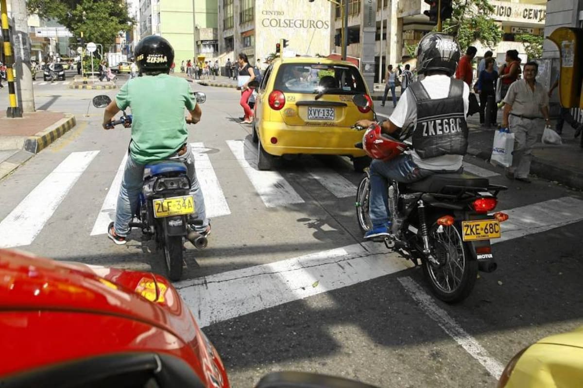 Seis de cada diez conductores se pasan de la raya. Es decir, estacionan sobre las “cebras”.