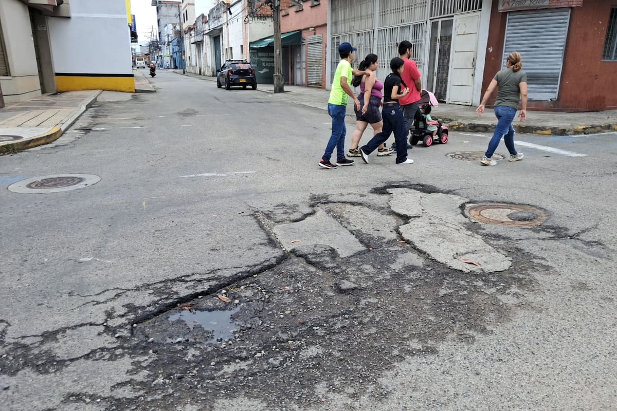 Deterioro de la capa asfáltica en el Centro de Bucaramanga. (Foto suministrada / VANGUARDIA)