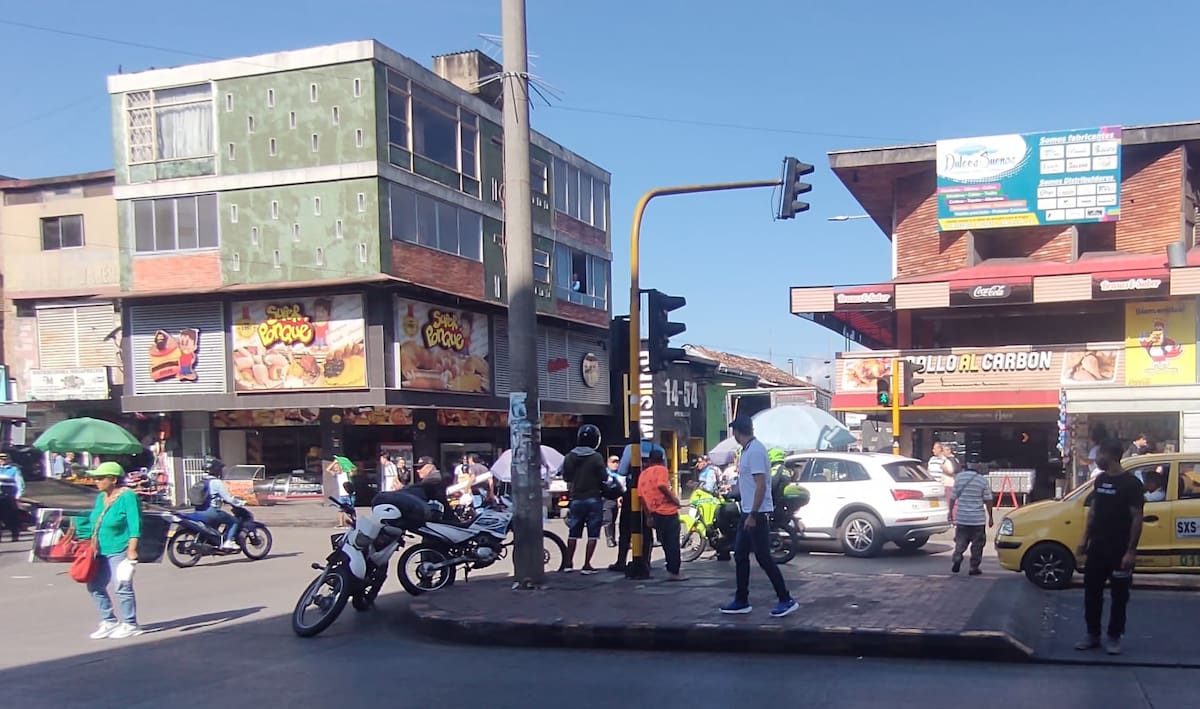 Al menos 12 conductores de igual número de carros particulares han sido sorprendidos movilizándose por el sector de la carrera 15, entre Quebradaseca y la calle 45, zona restringida para ellos. (Foto: Euclides Kilô Ardila / VANGUARDIA)