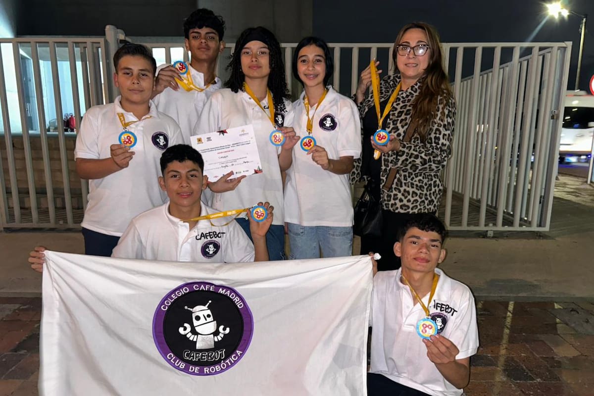 Los estudiantes ganadores son: Roosvelt Bautista, (décimo grado); Jhoan Ruedas, (undécimo); Santiago Bautista, (séptimo); Darmary Hernández, (noveno); Michaell Sequeda, (décimo); y Victoria Gómez, (décimo). Margalida Samaca estuvo como coach del equipo.