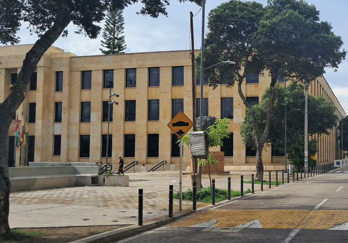 Desde el mismo ángulo, esta edición nos invita a viajar en el tiempo para redescubrir los cambios y las huellas de la memoria que guarda esta esquina del centro histórico de Bucaramanga, donde el pasado aún se asoma entre los paisajes del presente.