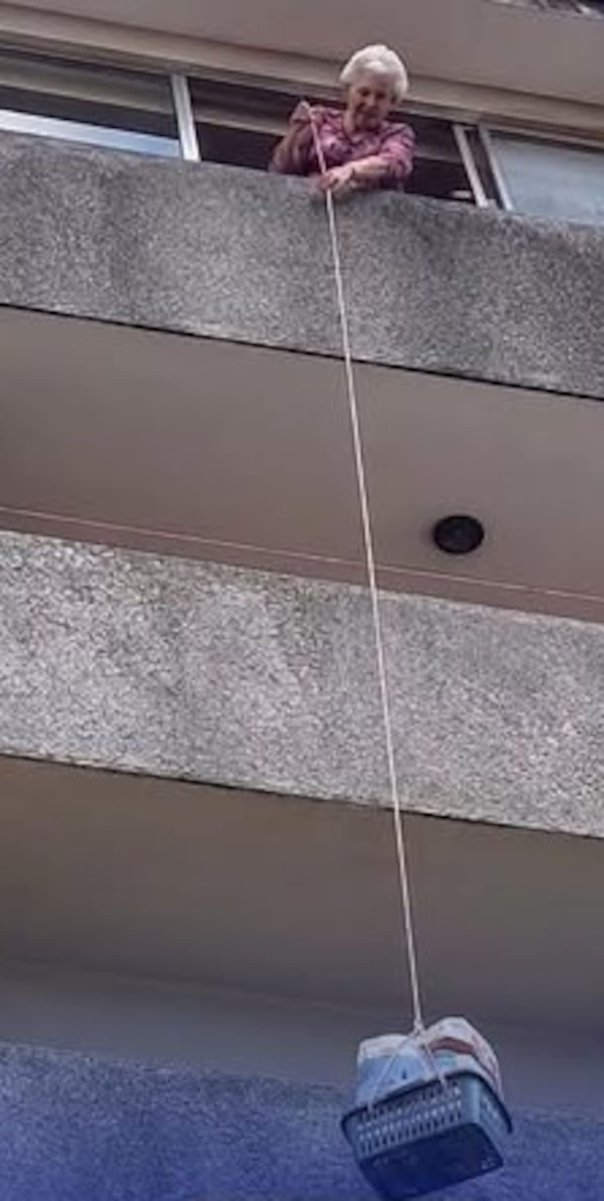 Un edificio sin ascensor, un canasto y una decisión que dejó lecciones para todos.