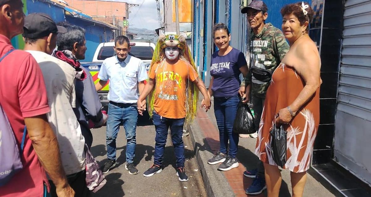 "Mamá Fanny" lidera jornadas de asistencia social con personas en situación de calle.