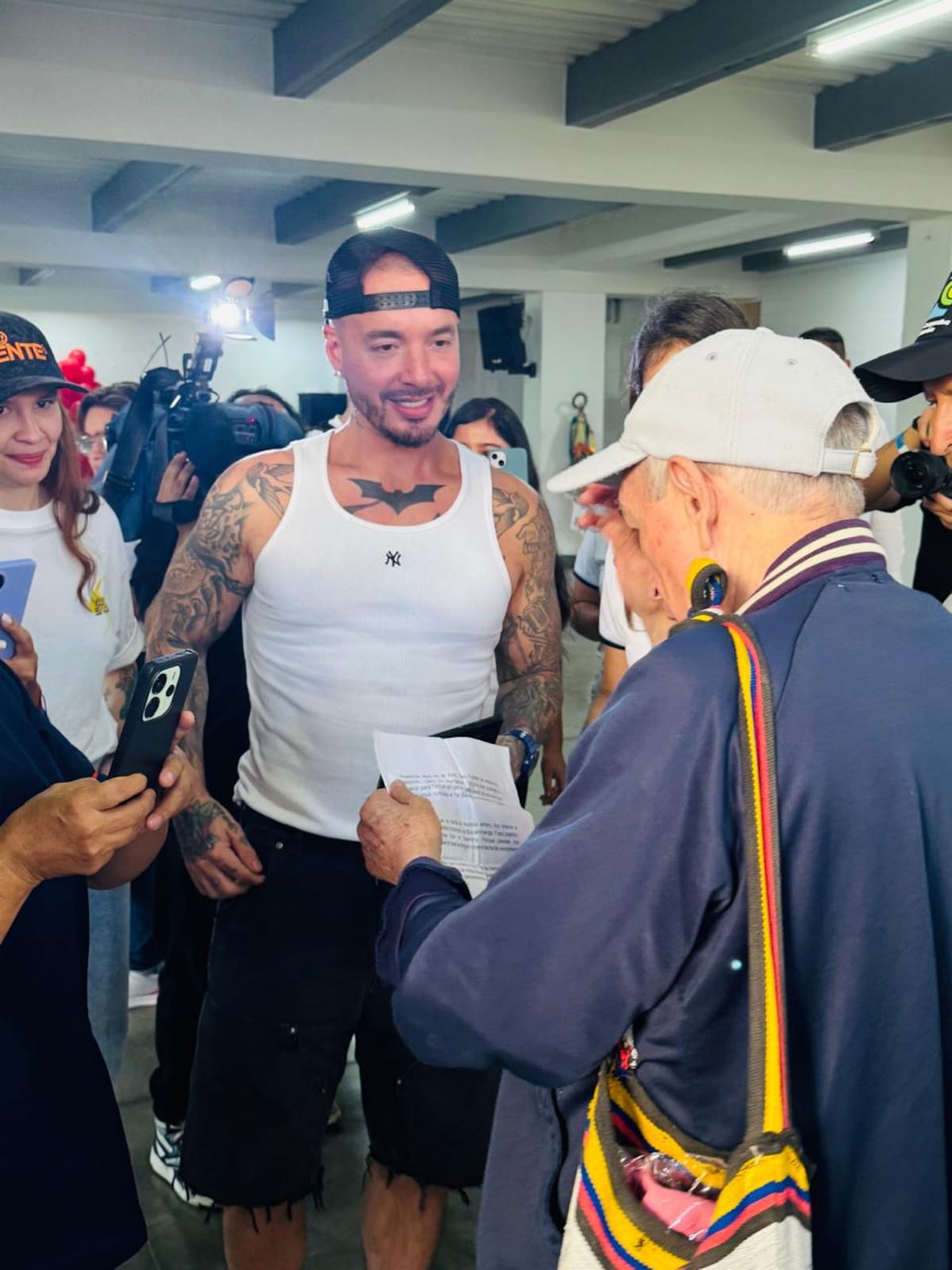 J Balvin escuchó y bailó con nuestros viejos.