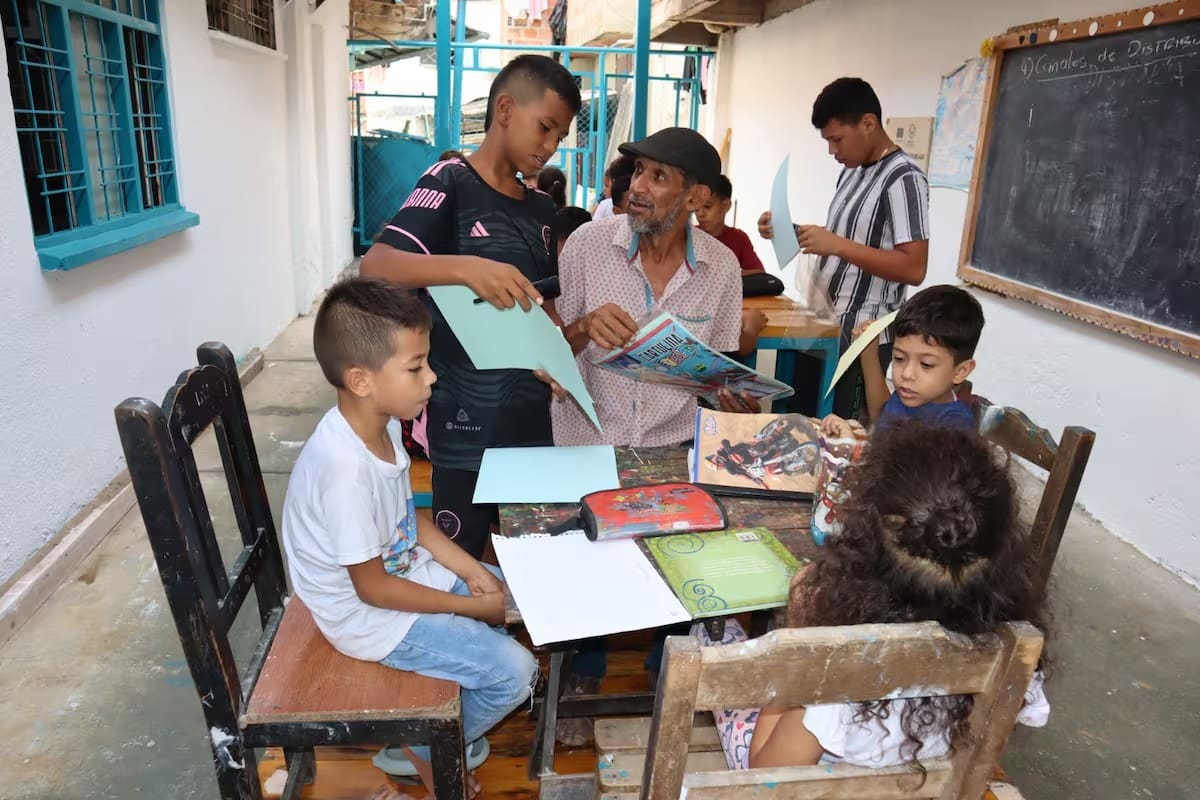 Ante las barreras que tienen muchos niños de estudiar en la Comuna Sur de Bucaramanga, un destacado profesor, Nelson Abel Pájaro Mercado, se ha convertido en una especie de guía para muchos menores de la zona. Desde hace años impulsa un proyecto sencillo, pero lleno de sentido: “Miradas sin Fronteras”. Según explica, “la idea es que los niños descubran, a través del aprendizaje, que siempre existen caminos para salir adelante.