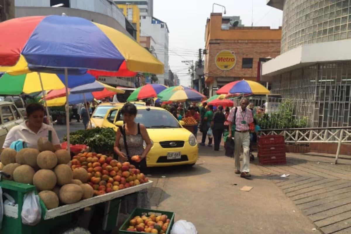 Invasiones del espacio público en los alrededores de la plaza de mercado de la zona centro de Bucaramanga. (Foto: Marco Valencia / VANGUARDIA)
