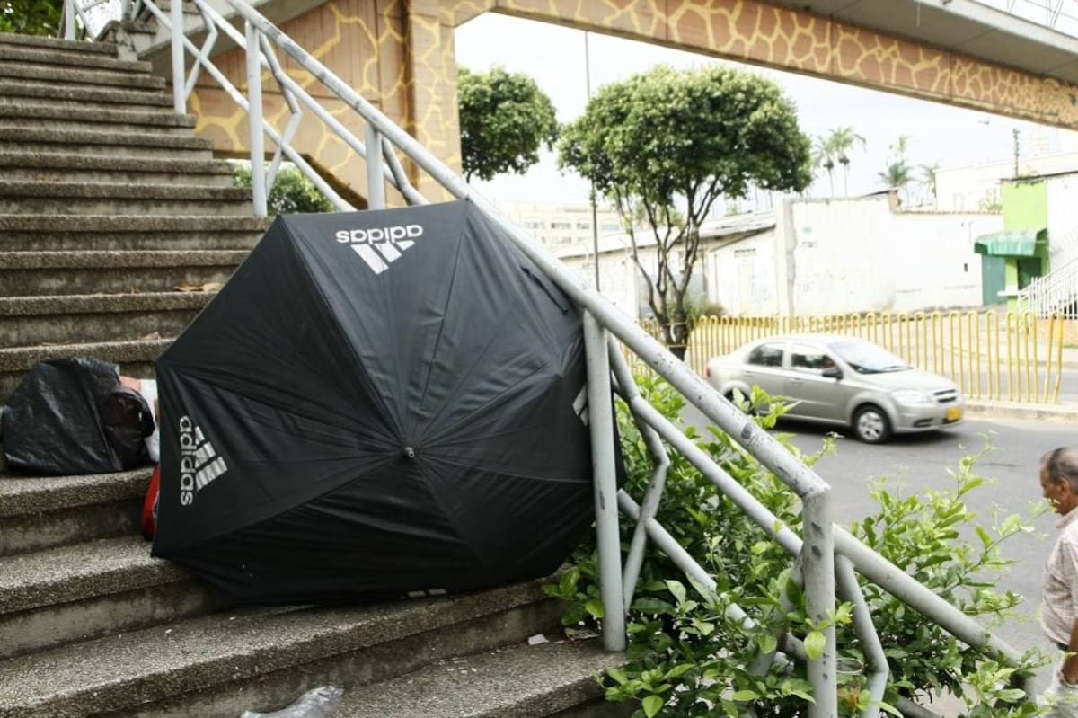 El puente peatonal de la carrera novena entre calles 37 y 41 (Sector de la Concentración Camacho Carreño) era usado por varias personas que se esconden en sombrillas o plásticos y generaban inseguridad. (Foto: Archivo / VANGUARDIA)