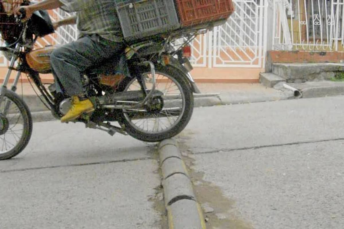 La muerte de un reconocido motociclista reabrió la discusión sobre los reductores de velocidad en el área metropolitana de Bucaramanga, cuya utilidad para la seguridad vial contrasta con los peligros que representan cuando no cumplen las normas técnicas.