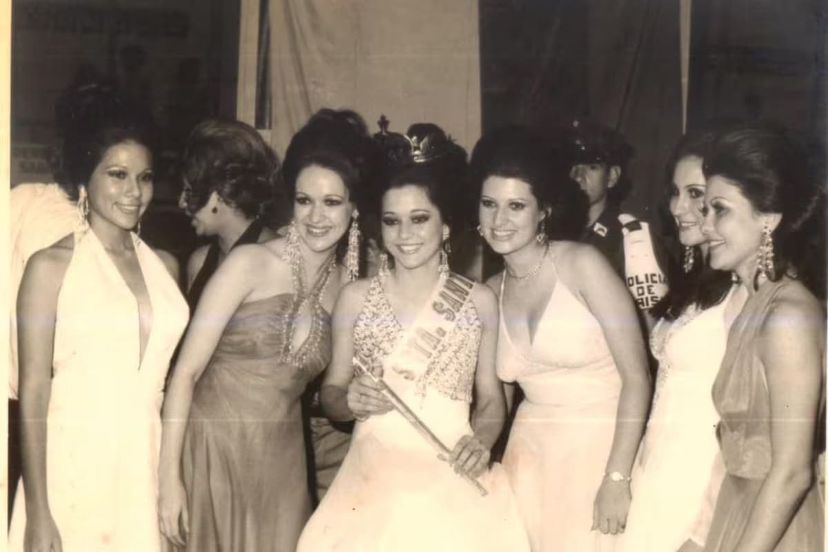 Ella Cecilia Escandón Palacios, en su noche de coronación de Señorita Santander 1973-1974. (Archivo/VANGUARDIA)
