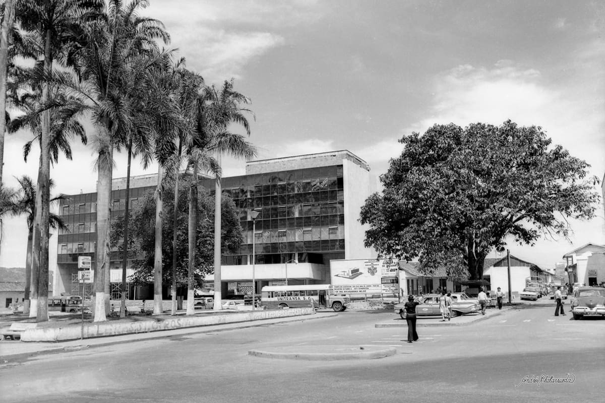 Este fue el edificio de la Alcaldía de Bucaramanga que fue devorado por un incendio. (Archivo / VANGUARDIA)