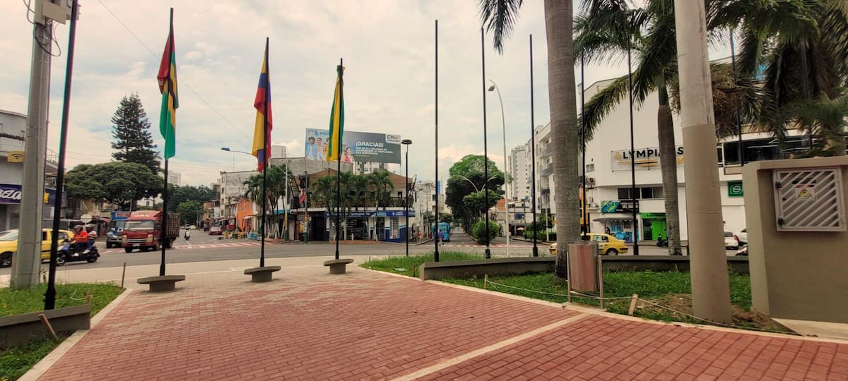 Vía a las Banderas: Este tramo vial fue bautizado Eduardo Santos, en honor a quien fuera presidente de Colombia entre 1938 y 1942; además, él fue miembro y presidente de la Academia Colombiana de Historia.