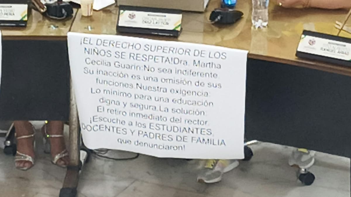 Durante la jornada, también se le hicieron duras críticas a Martha Guarín, secretaria de Educación de Bucaramanga.
