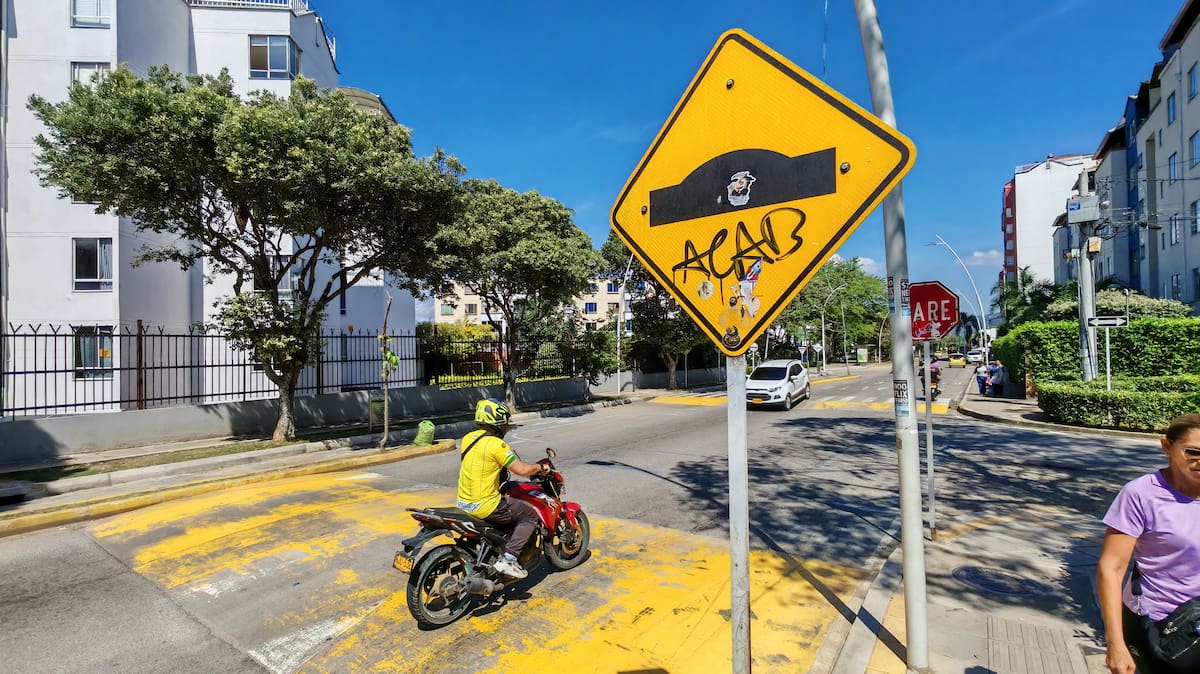 El reductor de velocidad busca disminuir la velocidad de los vehículos en zonas de alto riesgo. Sin embargo, la muerte de un motociclista reavivó el debate sobre la necesidad de que estos resaltos cuenten con señalización visible y cumplan las normas técnicas para no convertirse en un riesgo. (Foto: Marco Valencia / VANGUARDIA)