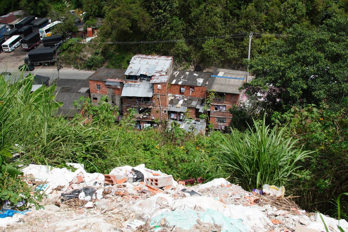 La gente arroja, de manera indiscriminada, residuos de construcción a las escarpas de Bucaramanga. (Foto: Marco Valencia / VANGUARDIA)