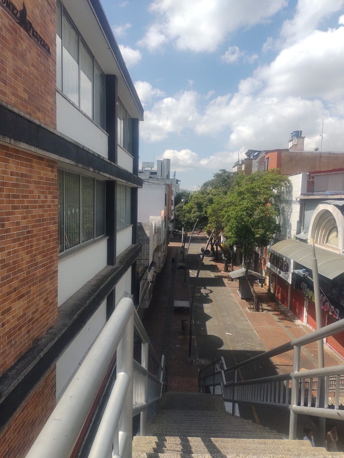 Foto del Paseo del Comercio (Se ve vacío porque fue tomada en la mañana del 25 de diciembre, cuando no pasa gente por allí, tras las festividades)