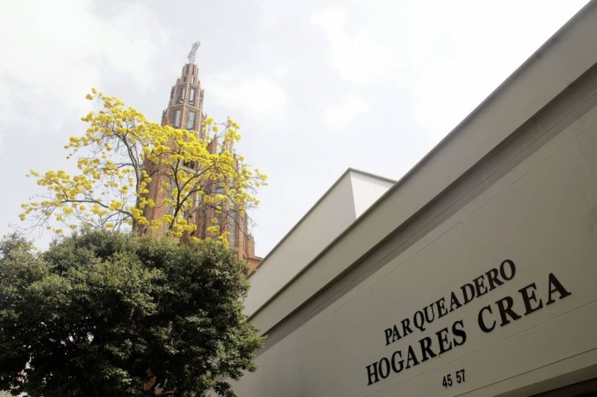 En inmediaciones de la Parroquia de San Pedro funciona el parqueadero de esta exclusiva zona de la ciudad. El lugar es administrado por Hogares CREA.