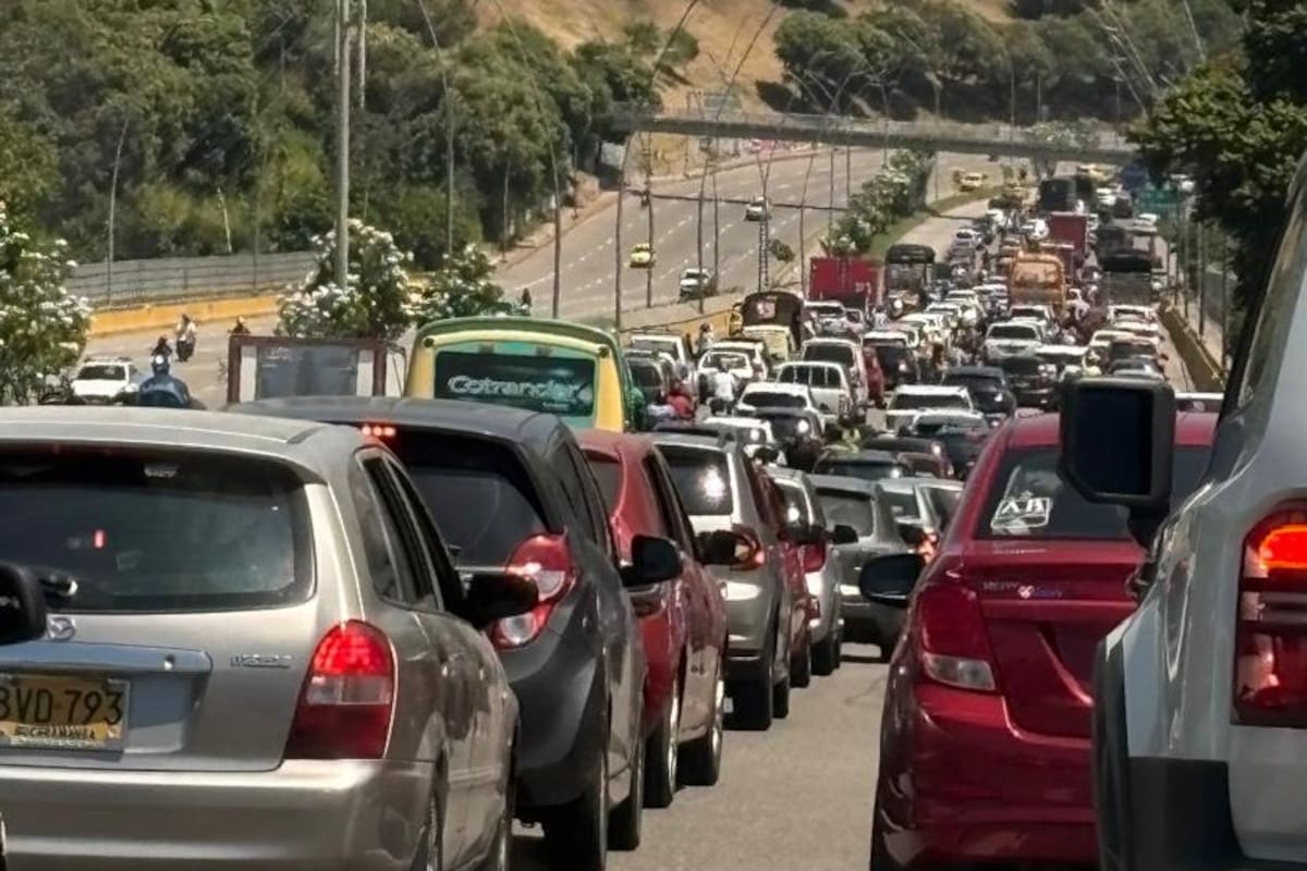 Trancones en el Autopista de Floridablanca a Bucaramanga. (Foto: Helman Villamizar Daza / VANGUARDIA)